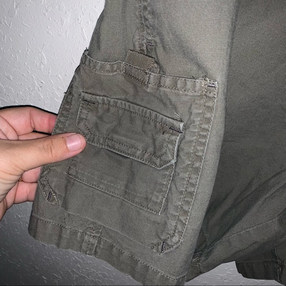 Columbia 5” Inseam Olive Green Colored Cargo Style Shorts 100% Cotton. - Picture 8 of 10